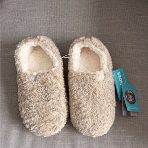 NEW WITH TAGS: Rock Dove Memory Foam Slippers